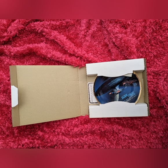 Star Trek: The Next Generation U.S.S. Enterprise NCC-1701-D Commemorative Plate - Picture 4 of 8